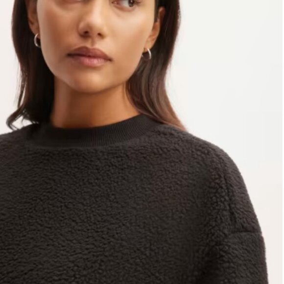 EVERLANE ReNEW Oversized Fleece Black Sweatshirt - Picture 3 of 5